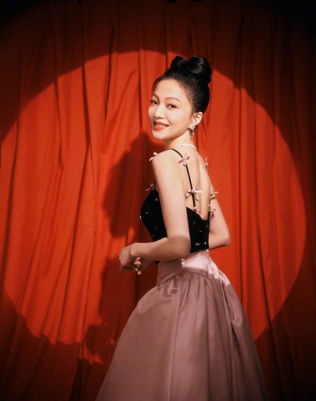 张韶涵《春晚进行时》黑色礼服低胸美背写真_1