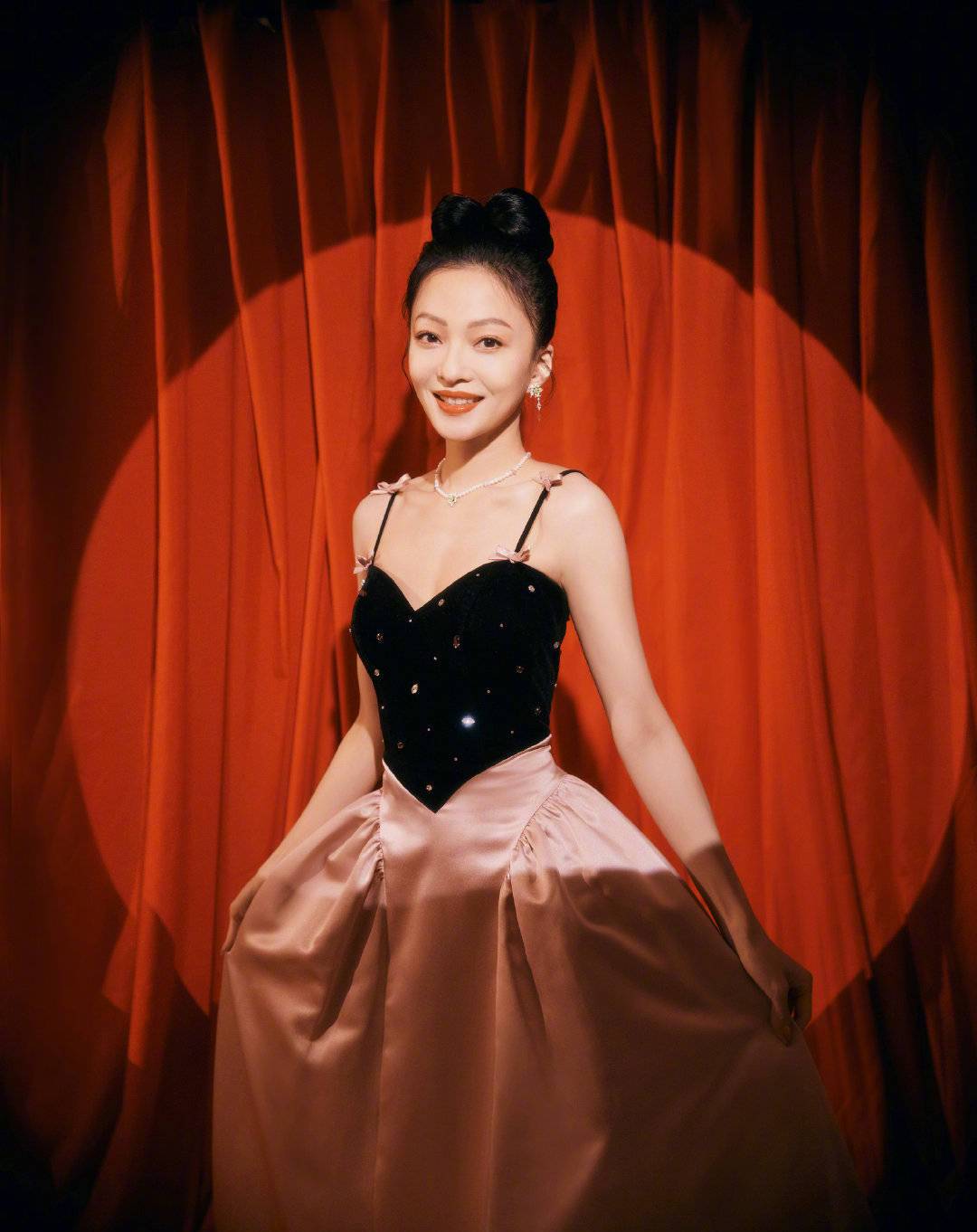张韶涵《春晚进行时》黑色礼服低胸美背写真_2