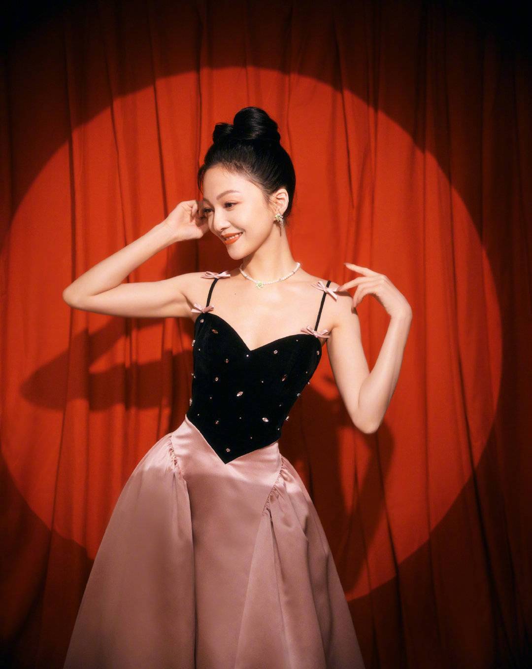 张韶涵《春晚进行时》黑色礼服低胸美背写真_3