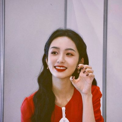 周也红衣拍照秀美甲写真