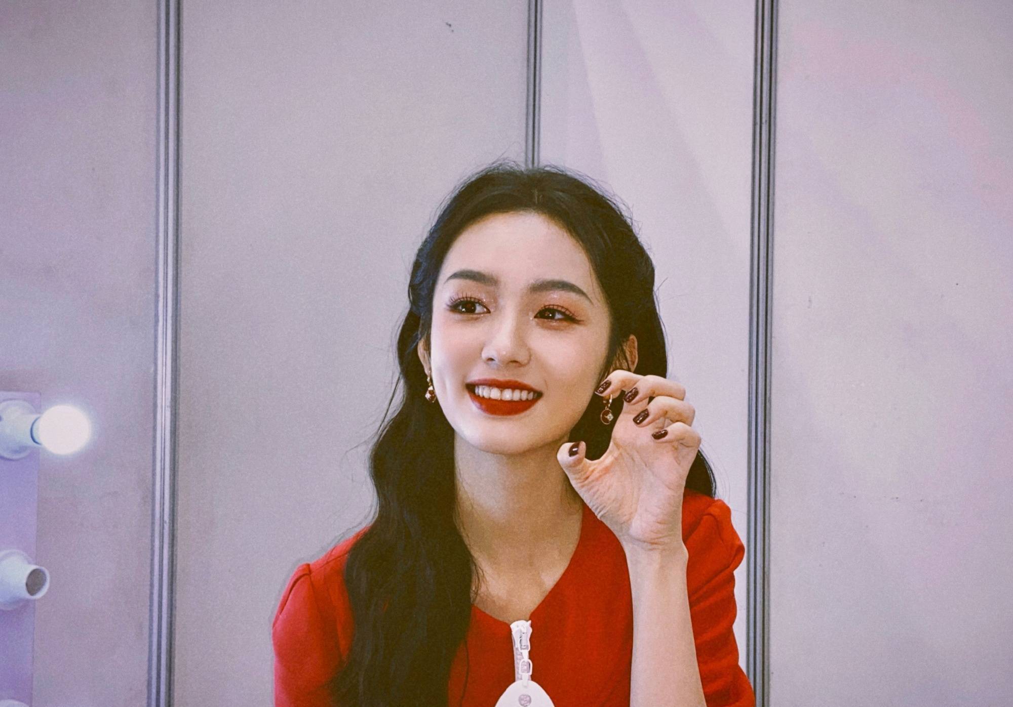 周也红衣拍照秀美甲写真_3