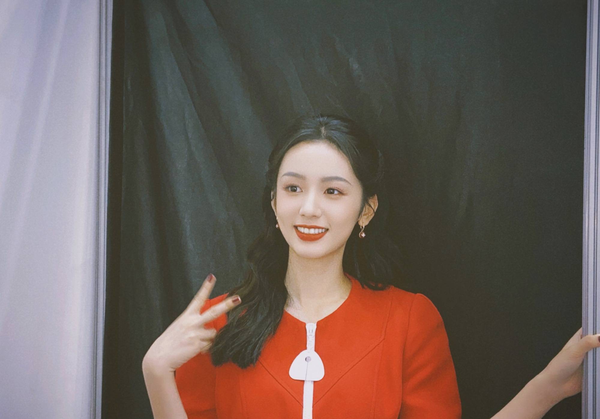 周也红衣拍照秀美甲写真_2
