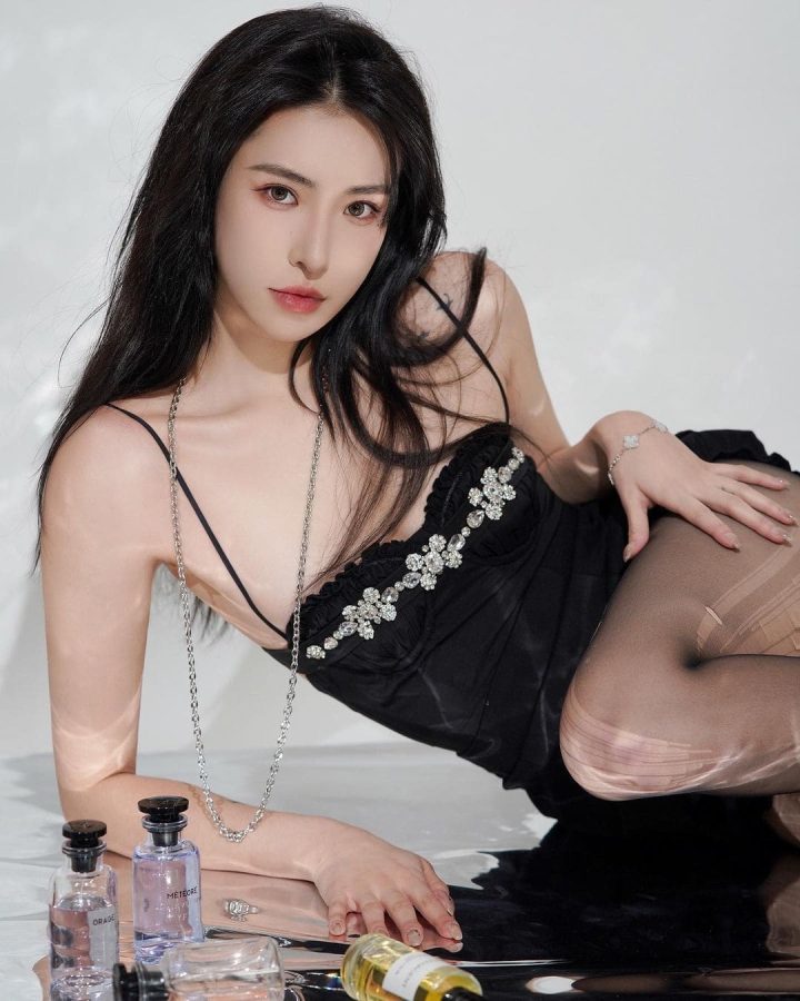 美女穿破烂拉丝的黑丝袜拍摄的写真照_2