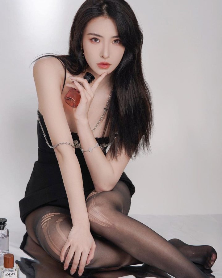 美女穿破烂拉丝的黑丝袜拍摄的写真照_4