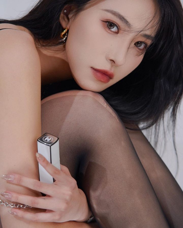 美女穿破烂拉丝的黑丝袜拍摄的写真照_6