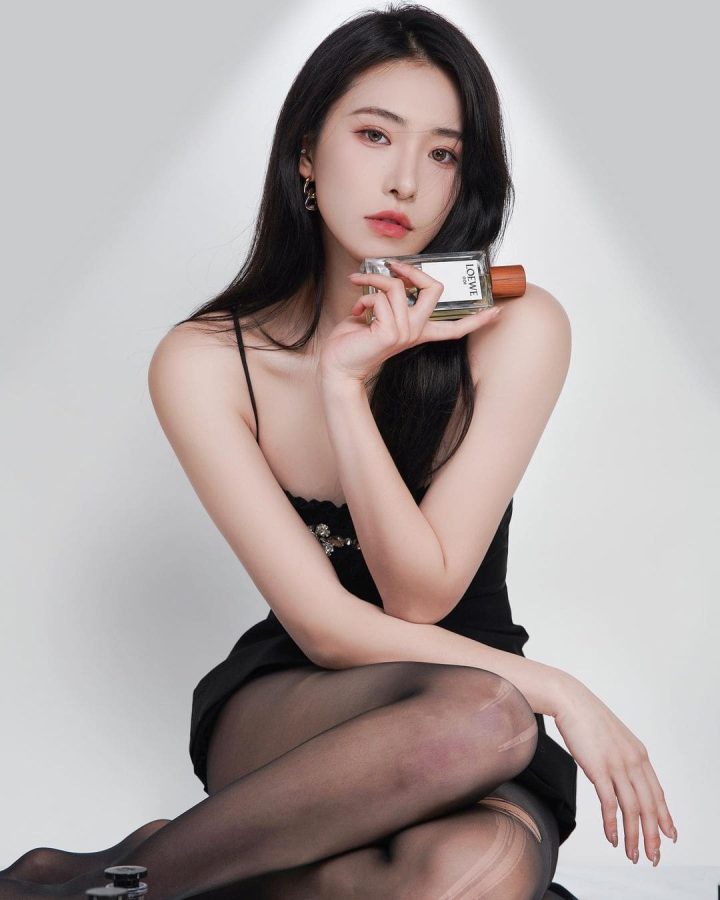 美女穿破烂拉丝的黑丝袜拍摄的写真照_7