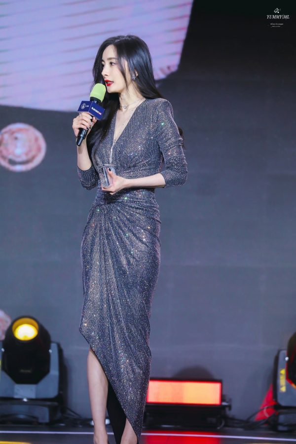 杨幂bulingbuling闪闪发光长裙出席活动_2