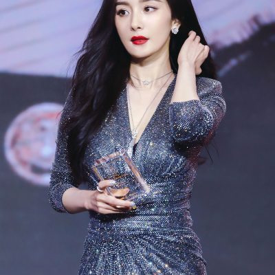 杨幂bulingbuling闪闪发光长裙出席活动