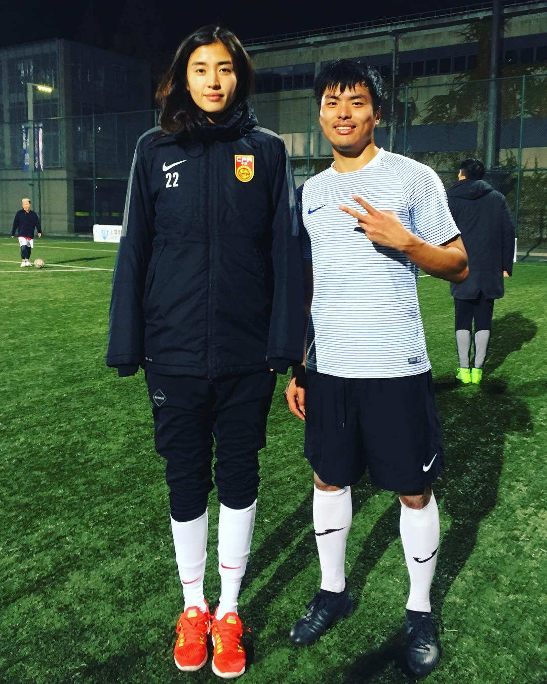 女足美女守门员赵丽娜训练合照高清图_3