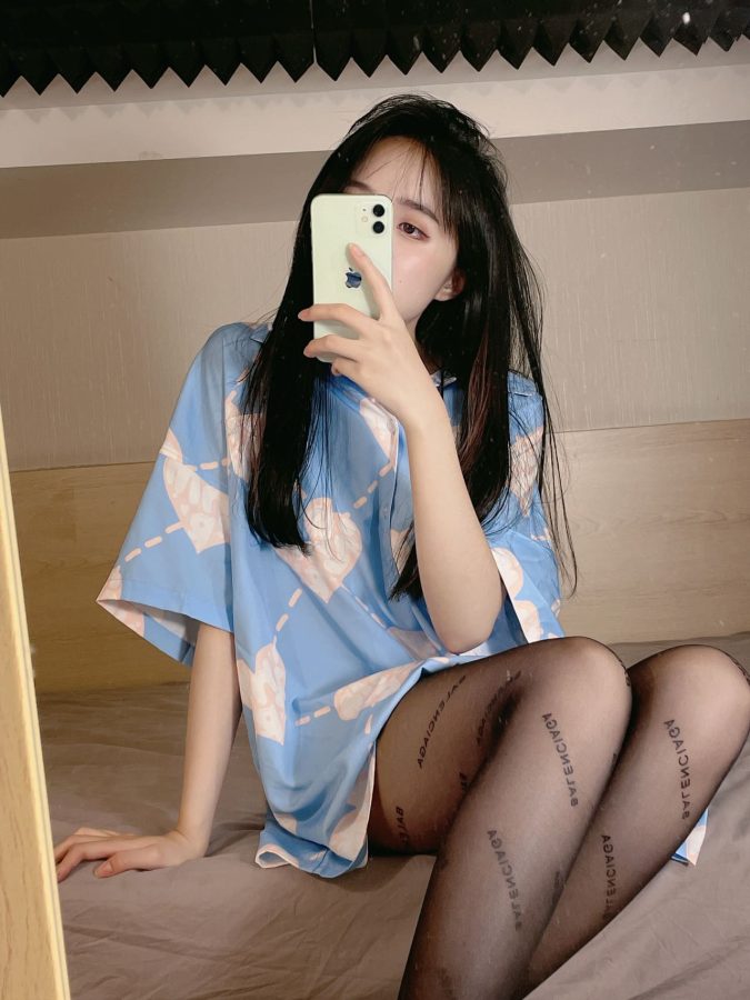 妹子穿巴黎世家黑丝袜自拍， balenciaga字母袜_1