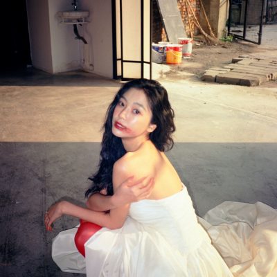 美女易梦玲红色丝袜高跟白纱裙写真