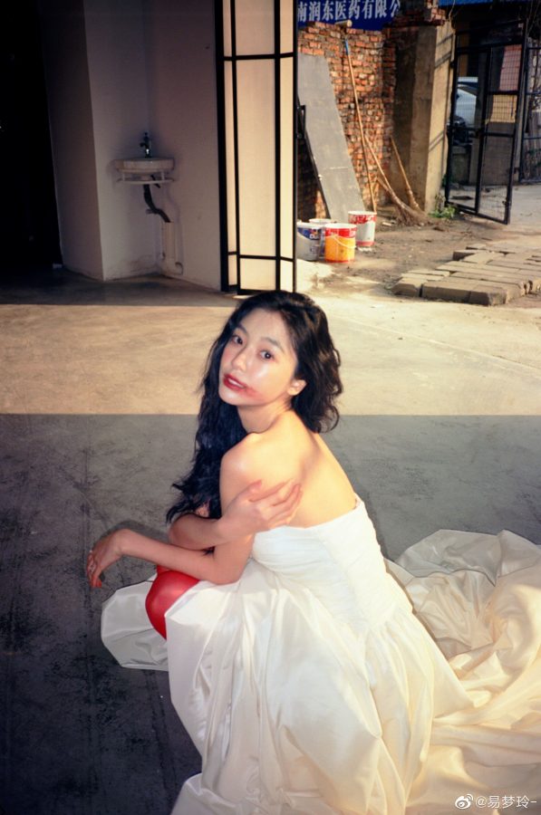 美女易梦玲红色丝袜高跟白纱裙写真_2