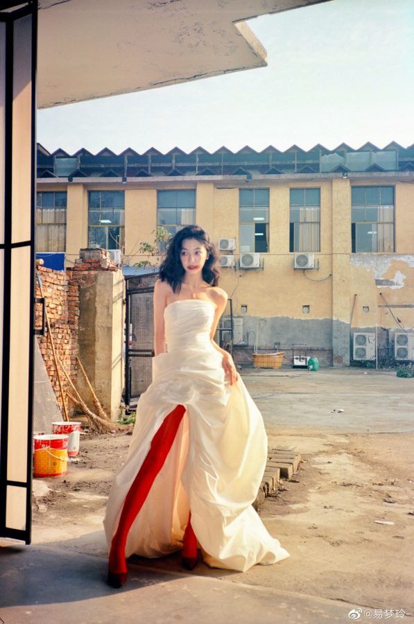 美女易梦玲红色丝袜高跟白纱裙写真_4