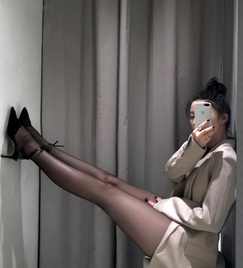 美女试衣间自拍长腿黑丝袜_2