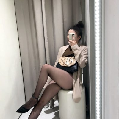 美女试衣间自拍长腿黑丝袜