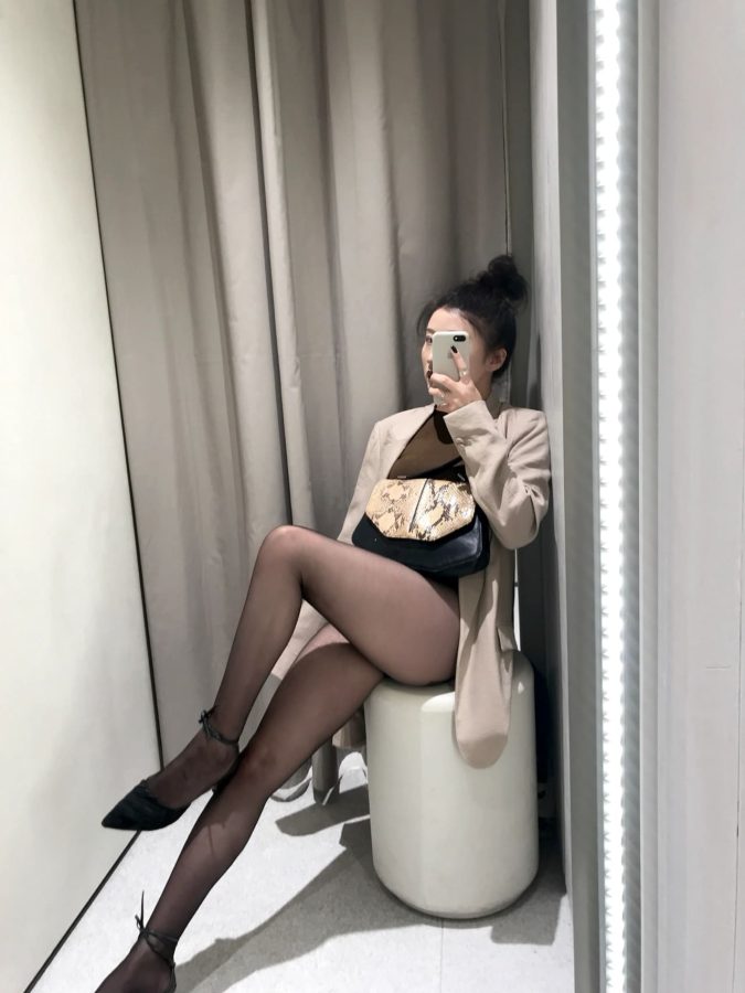 美女试衣间自拍长腿黑丝袜_3