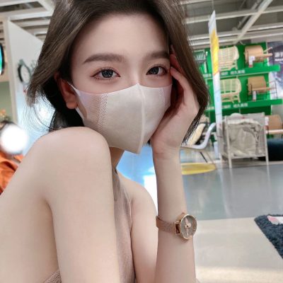 逛宜家的顶级身材的口罩美女自拍照