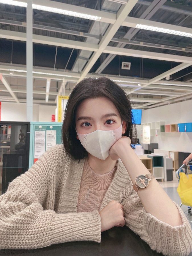 逛宜家的顶级身材的口罩美女自拍照_8