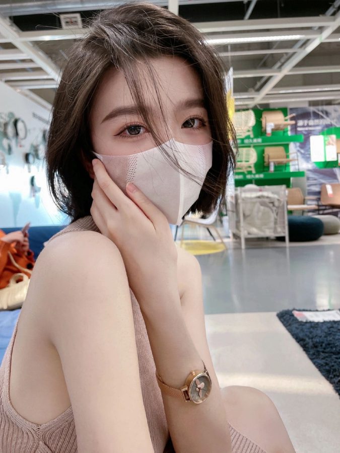 逛宜家的顶级身材的口罩美女自拍照_9