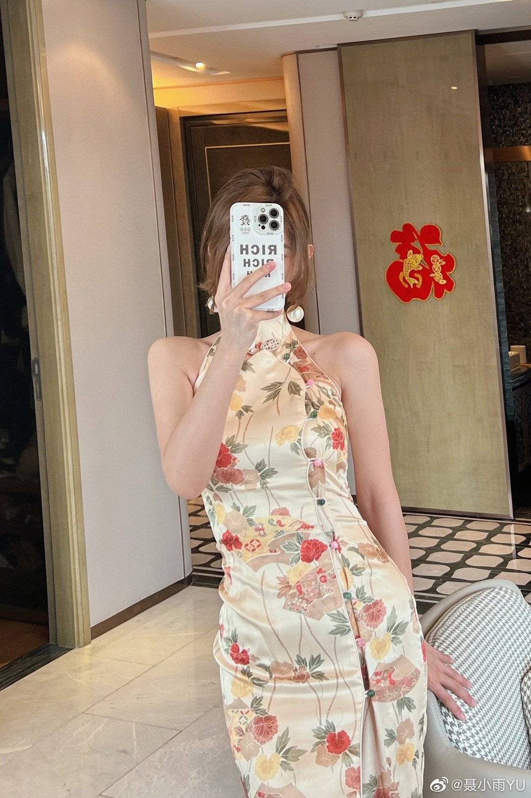 Smile聂小雨秀身材穿旗袍自拍_2