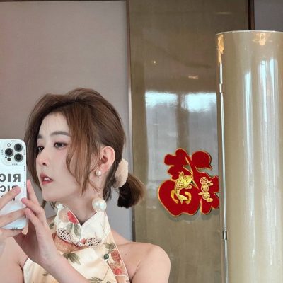 Smile聂小雨秀身材穿旗袍自拍
