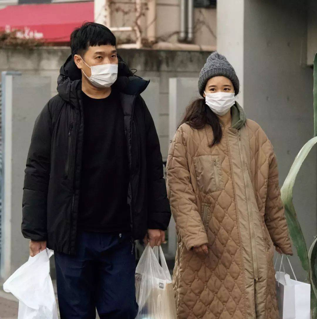 女神苍井优怀孕和老公凉太山里逛街照_1