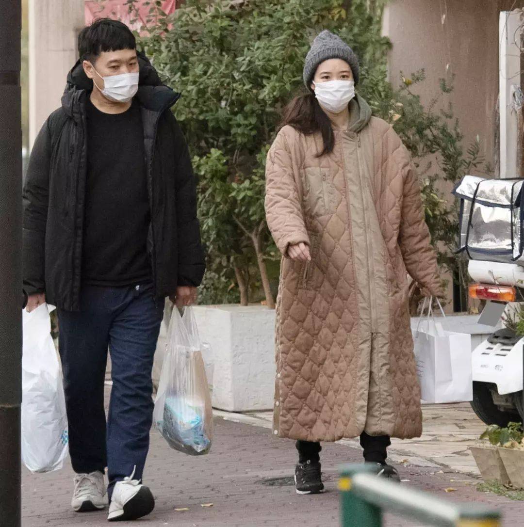 女神苍井优怀孕和老公凉太山里逛街照_2