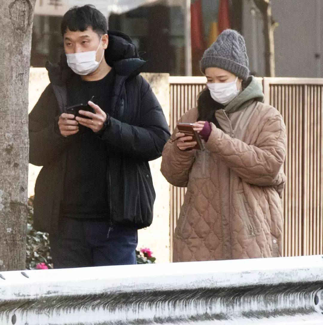 女神苍井优怀孕和老公凉太山里逛街照_3
