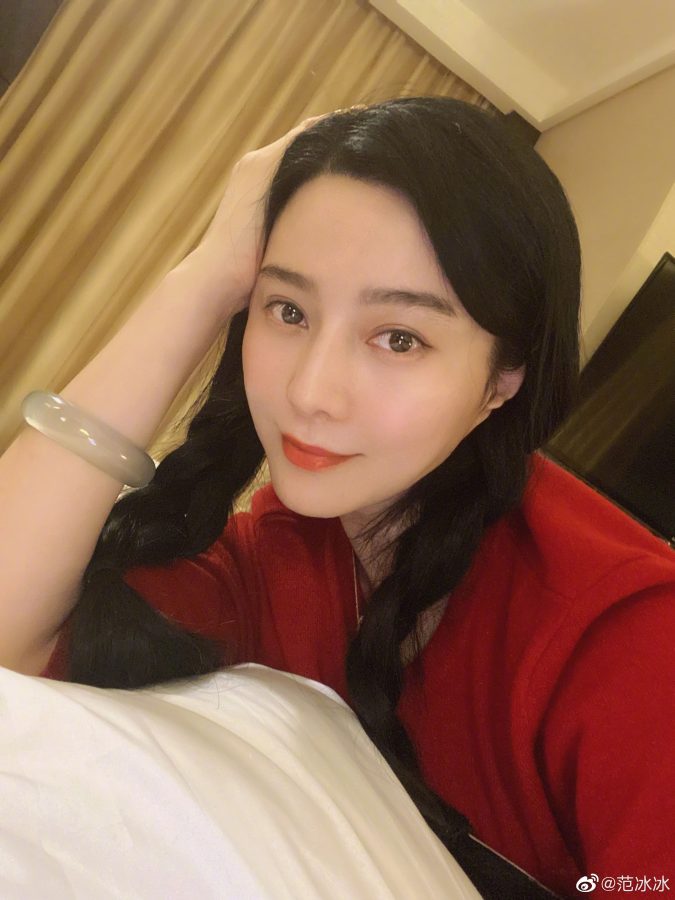 大美女范冰冰双马尾麻花辫两个大辫子床上自拍_1