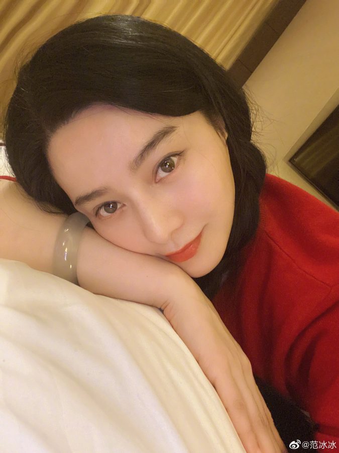 大美女范冰冰双马尾麻花辫两个大辫子床上自拍_4