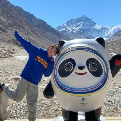 珠峰限定冰墩墩胆大王合照 冻得掉漆了