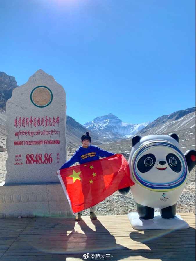 珠峰限定冰墩墩胆大王合照 冻得掉漆了_3