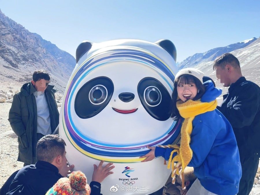珠峰限定冰墩墩胆大王合照 冻得掉漆了_4
