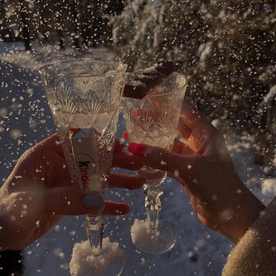 北欧雪中旅行唯美图 壁炉火 户外碰杯就餐 驾车