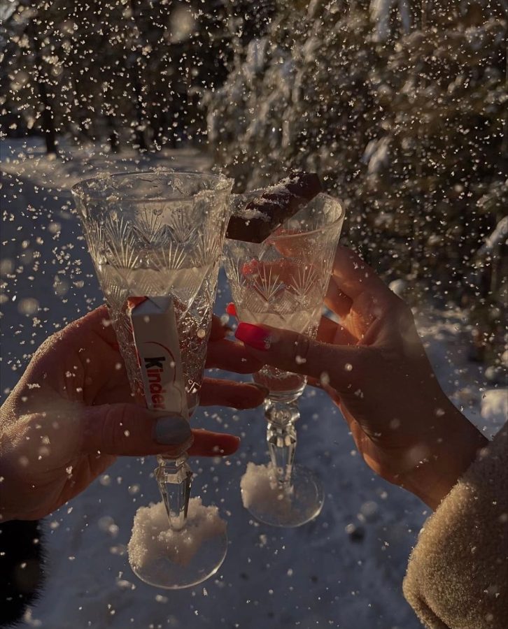 北欧雪中旅行唯美图 壁炉火 户外碰杯就餐 驾车_2