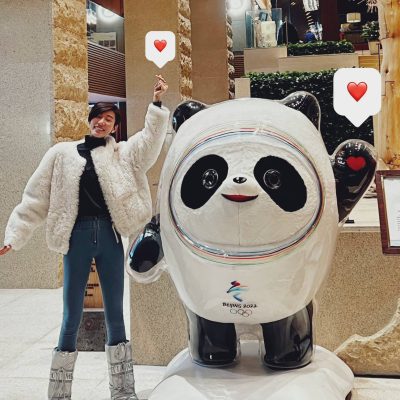 赵依侬和大号冰墩墩比心ins风合照