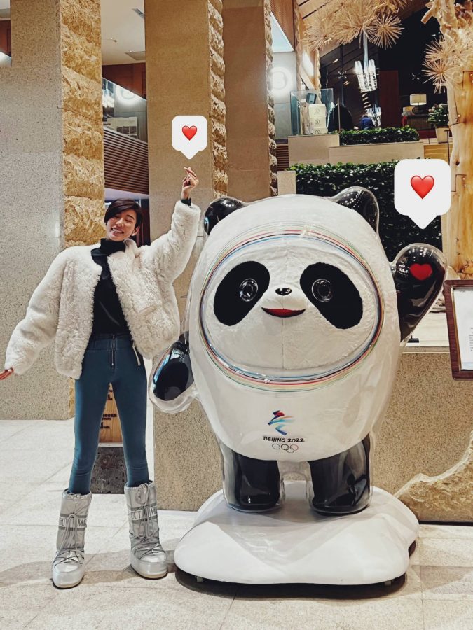 赵依侬和大号冰墩墩比心ins风合照_1