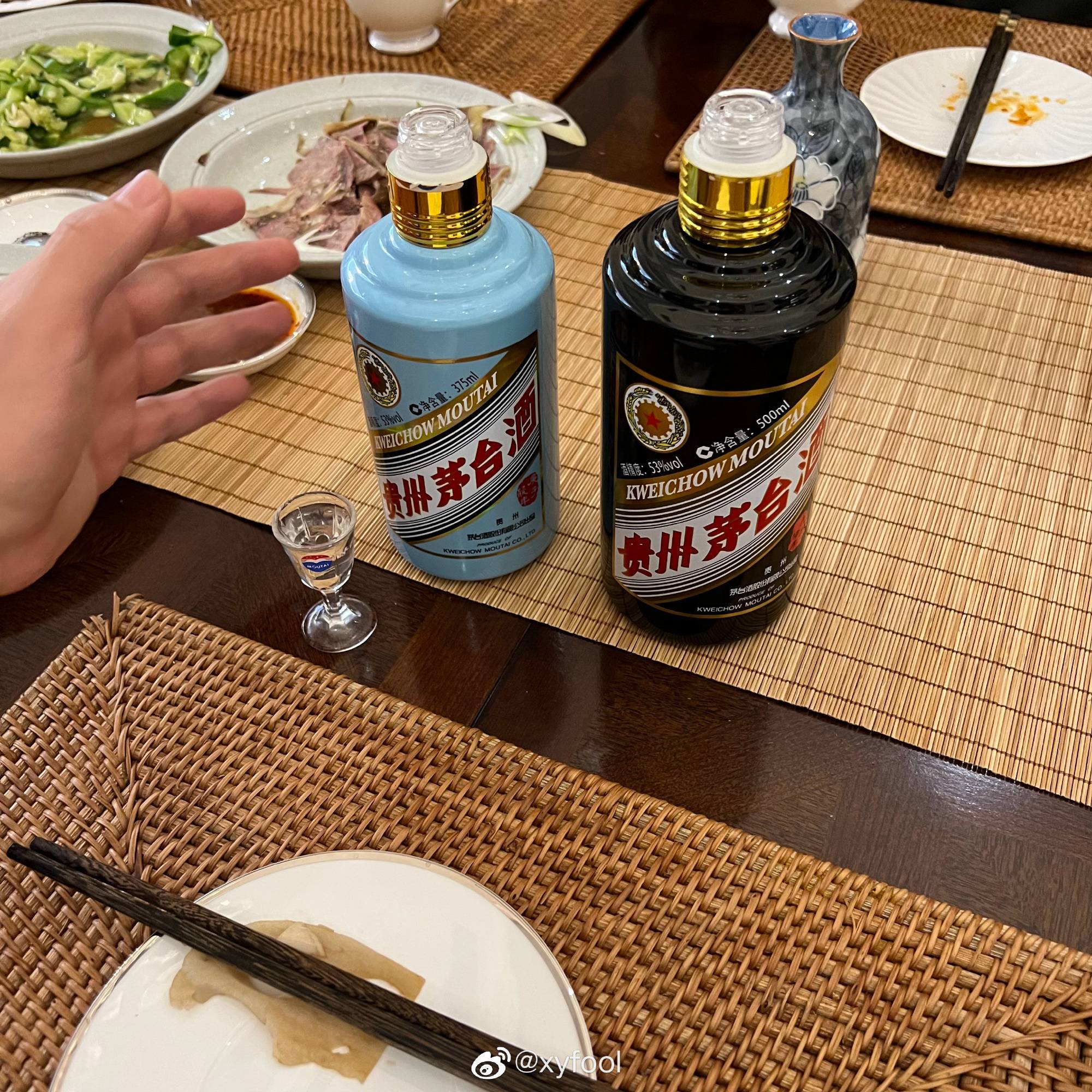 实拍53度黑瓶茅台酒黑金和蓝瓶茅台_2