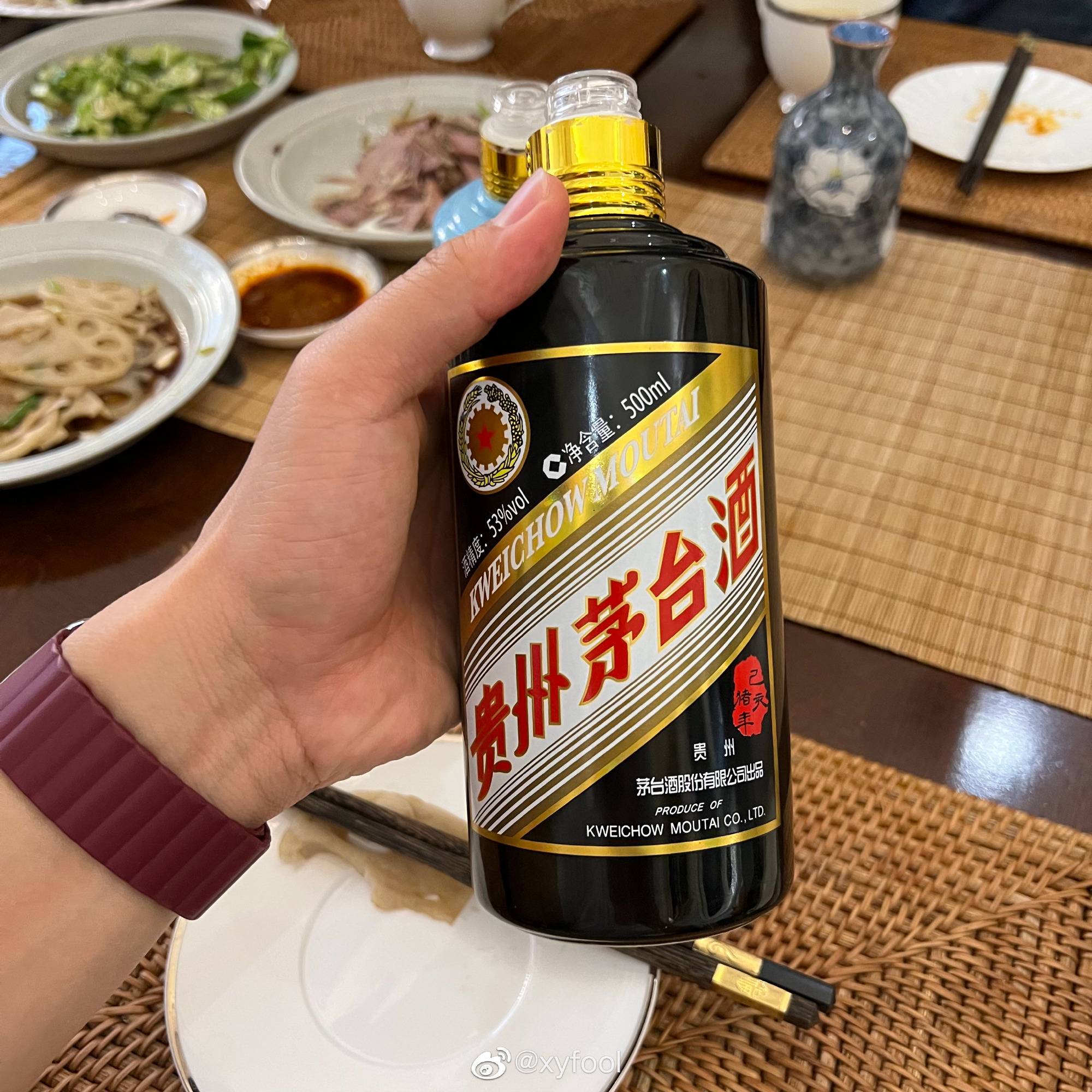 实拍53度黑瓶茅台酒黑金和蓝瓶茅台_1