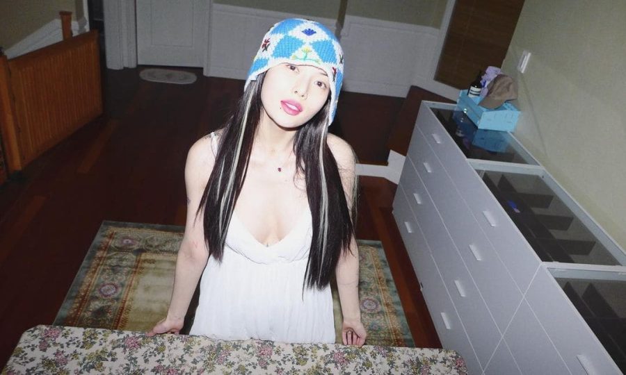 金泫雅针织蓝帽子吊带裙穿搭_6