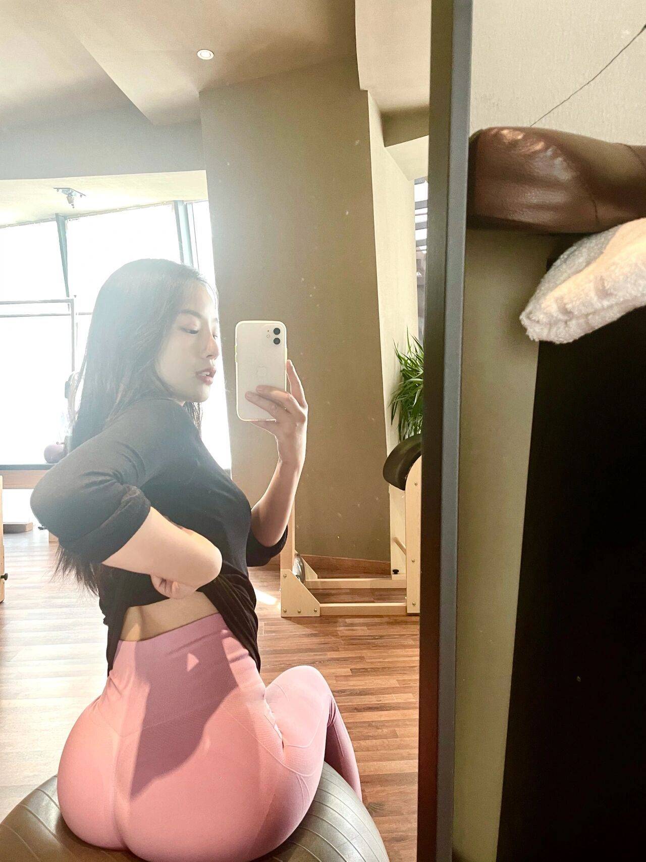 健身美女秀翘臀和马甲线自拍照_1