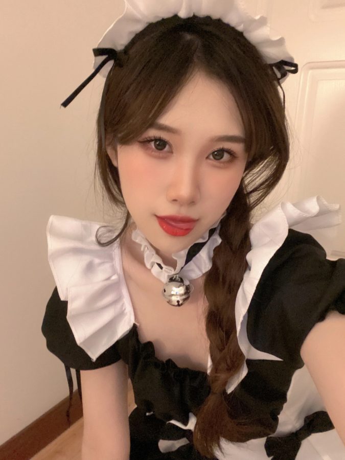cosplay黑色女仆吐舌自拍，今晚可以去你家打扫卫生吗？_1