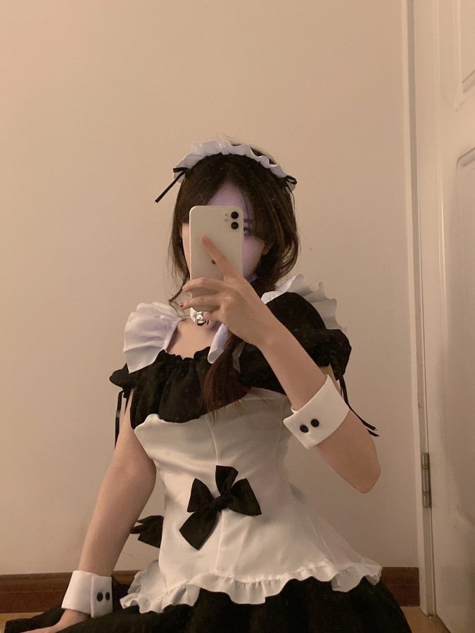 cosplay黑色女仆吐舌自拍，今晚可以去你家打扫卫生吗？_2