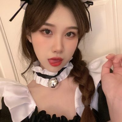 cosplay黑色女仆吐舌自拍，今晚可以去你家打扫卫生吗？