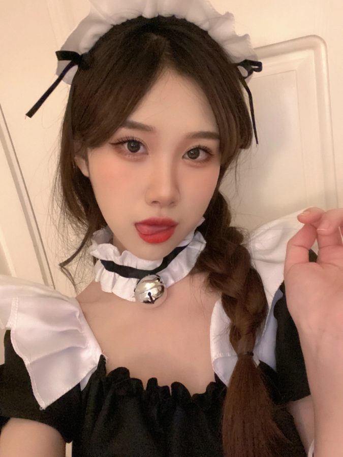 cosplay黑色女仆吐舌自拍，今晚可以去你家打扫卫生吗？_3
