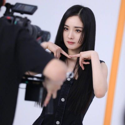 杨幂直发牛仔连衣裙穿搭纯欲写真