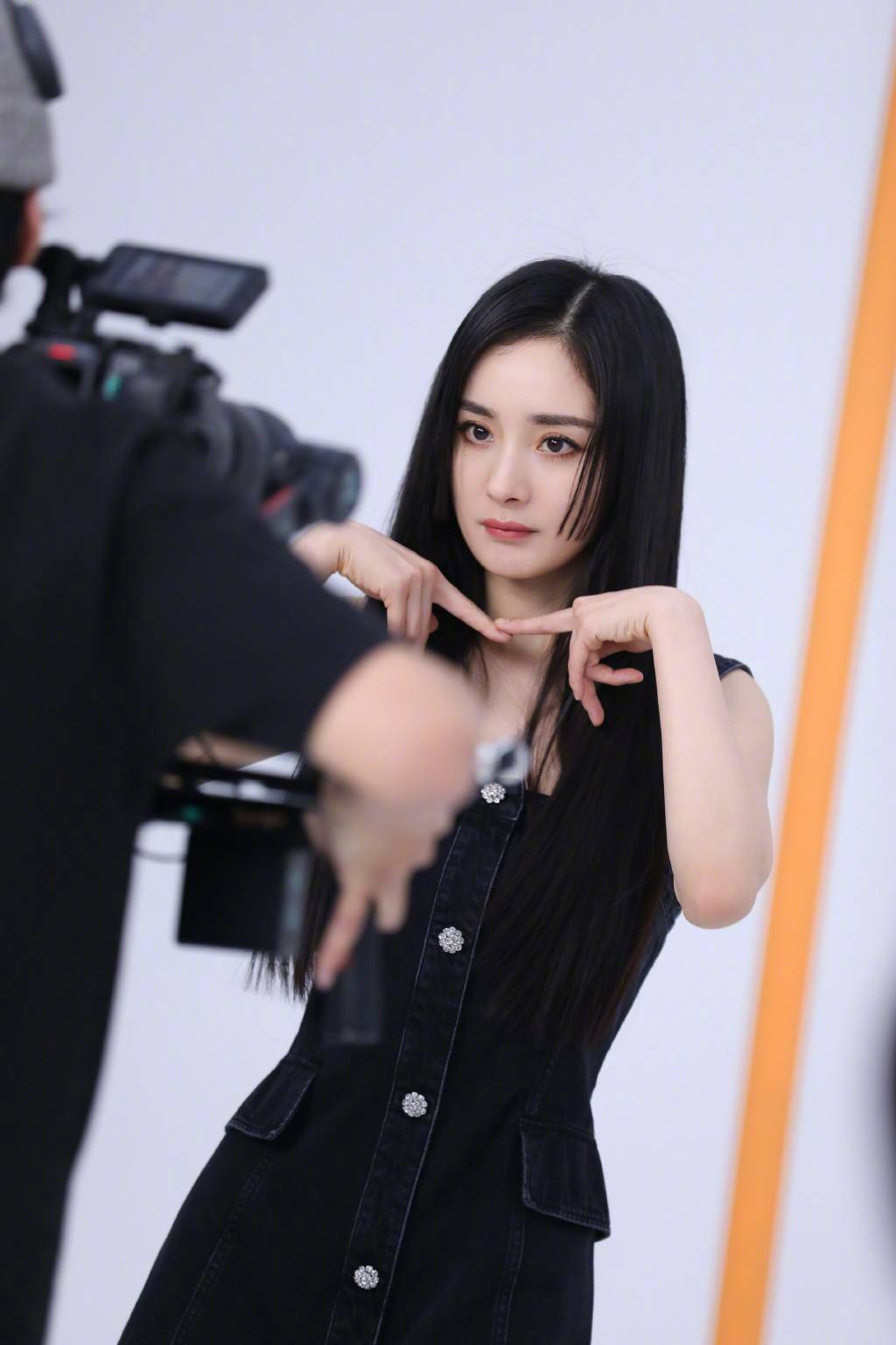 杨幂直发牛仔连衣裙穿搭纯欲写真_1