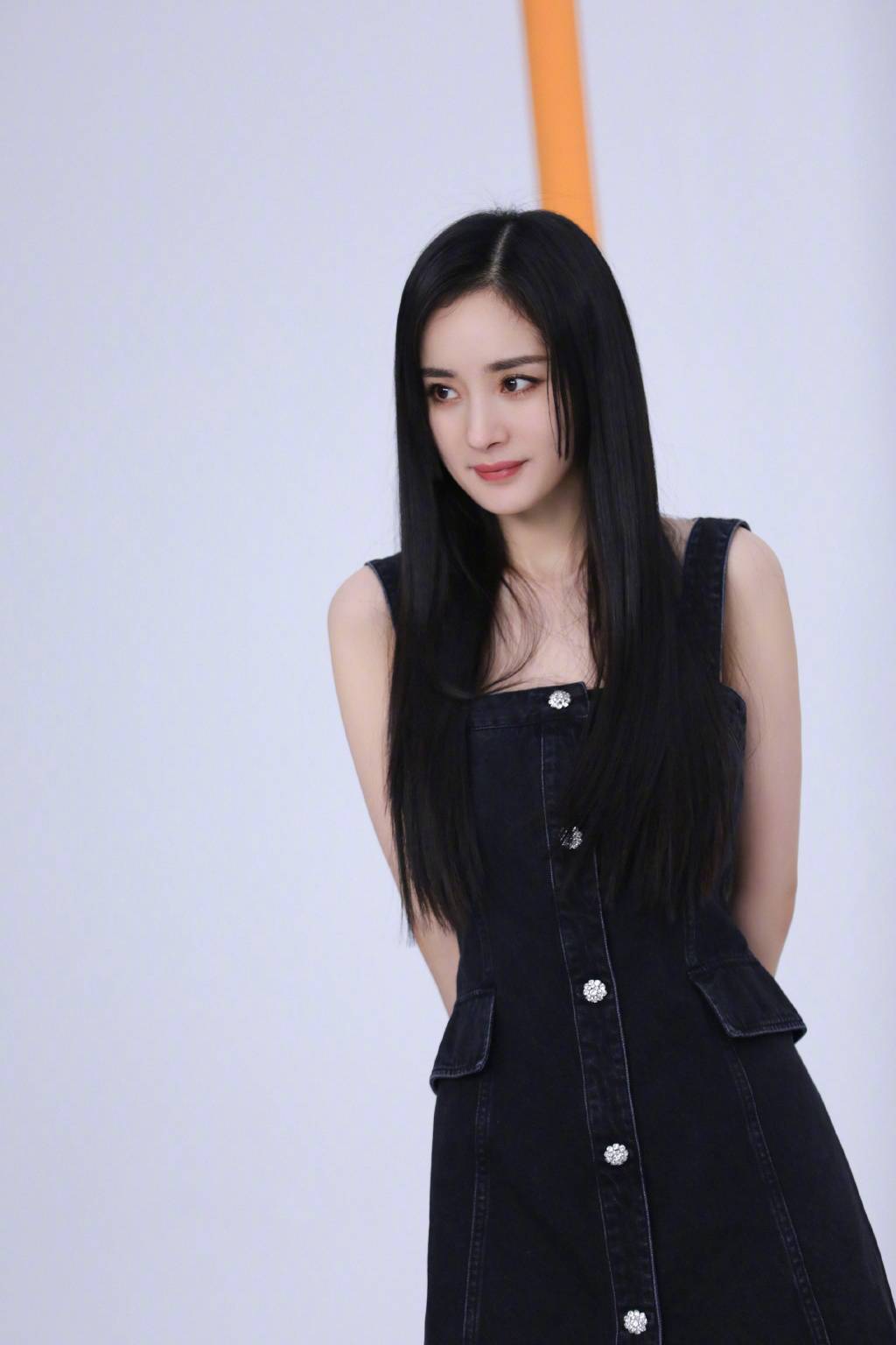 杨幂直发牛仔连衣裙穿搭纯欲写真_2