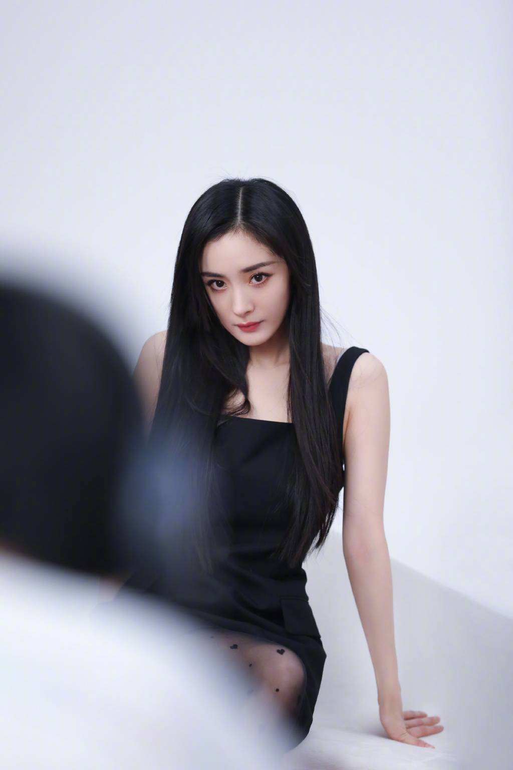 杨幂直发牛仔连衣裙穿搭纯欲写真_4