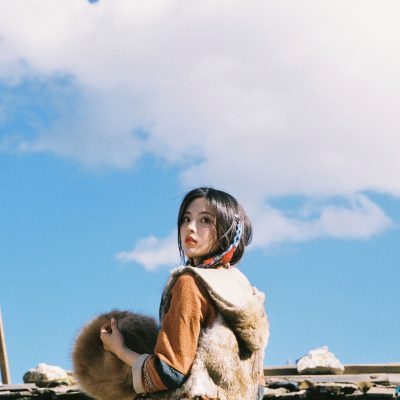 杨超越绑彩辫草原唯美写真